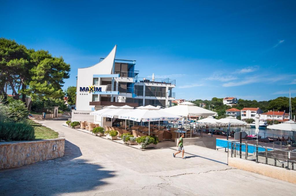 Hotel Maxim Bozava Exterior photo